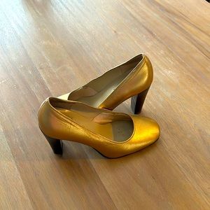 Michael Kors gold pumps